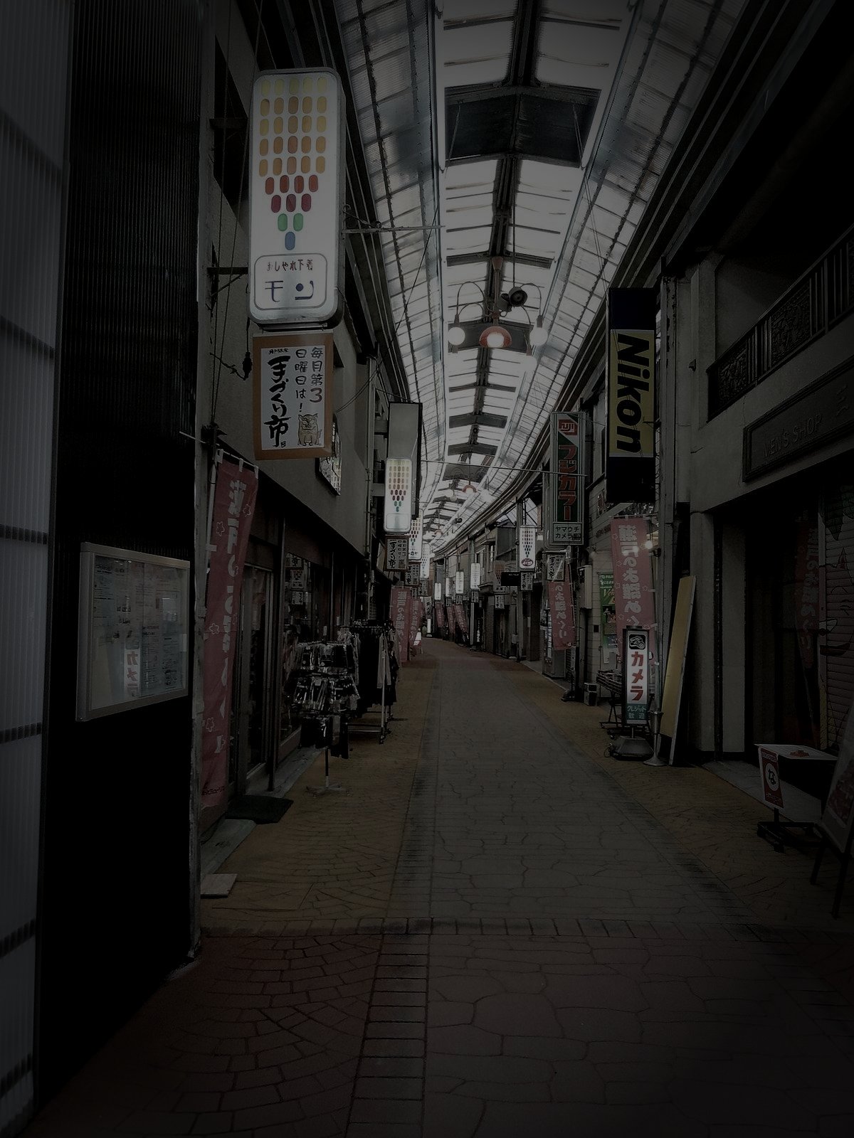 瀬戸市廃陶磁器工場の職人霊のイメージ（モザイク処理済み）