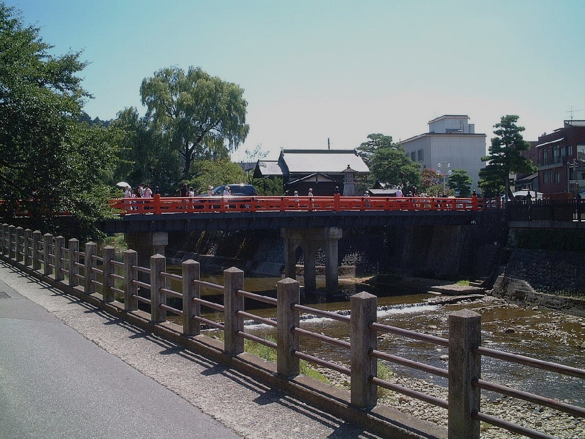 赤い橋のイメージ（モザイク処理済み）