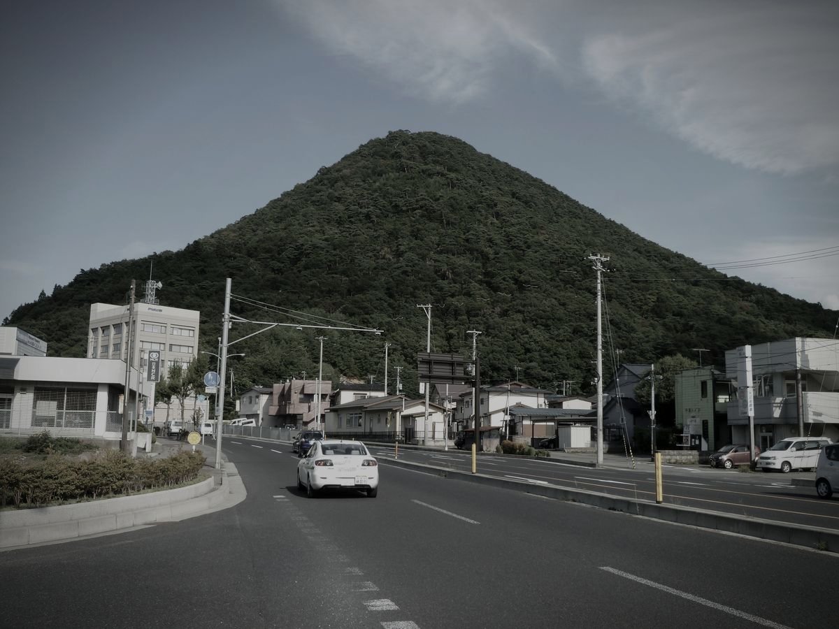 千歳山のイメージ（モザイク処理済み）