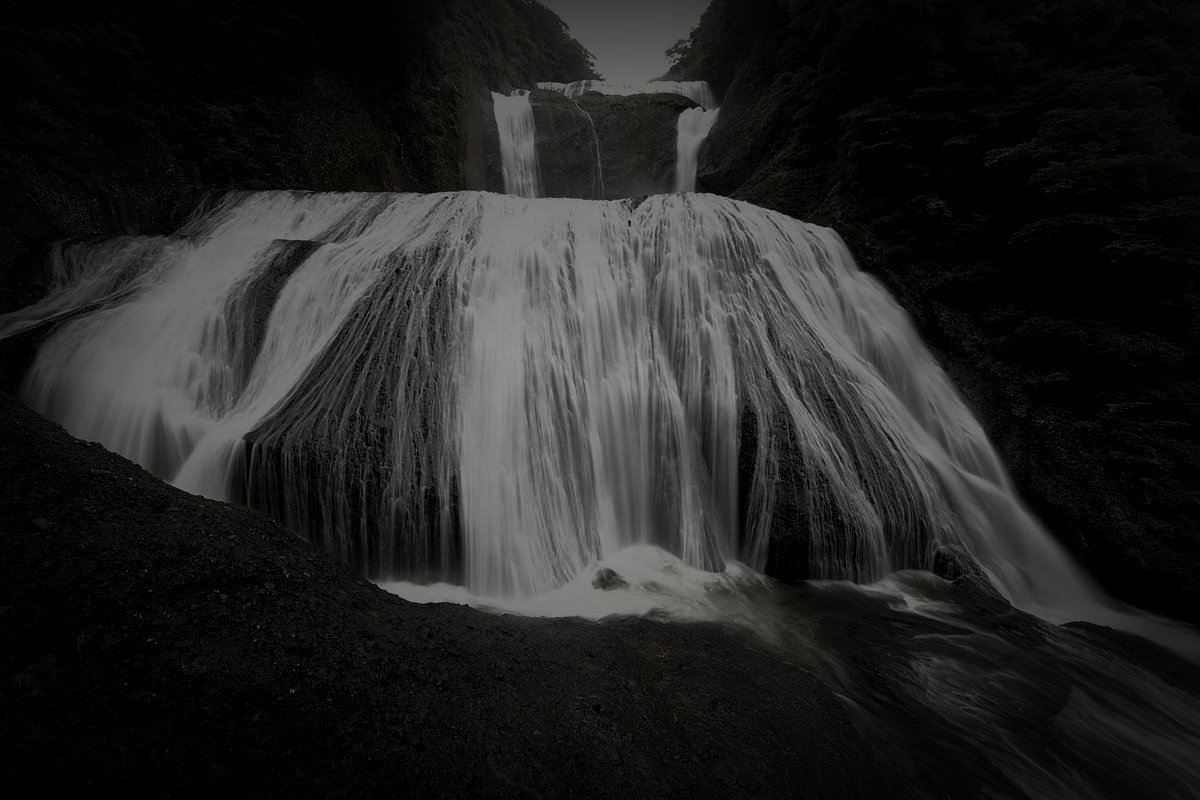 袋田の滝（四度瀧）のイメージ（モザイク処理済み）