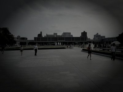 広島平和記念公園（元安川水辺）