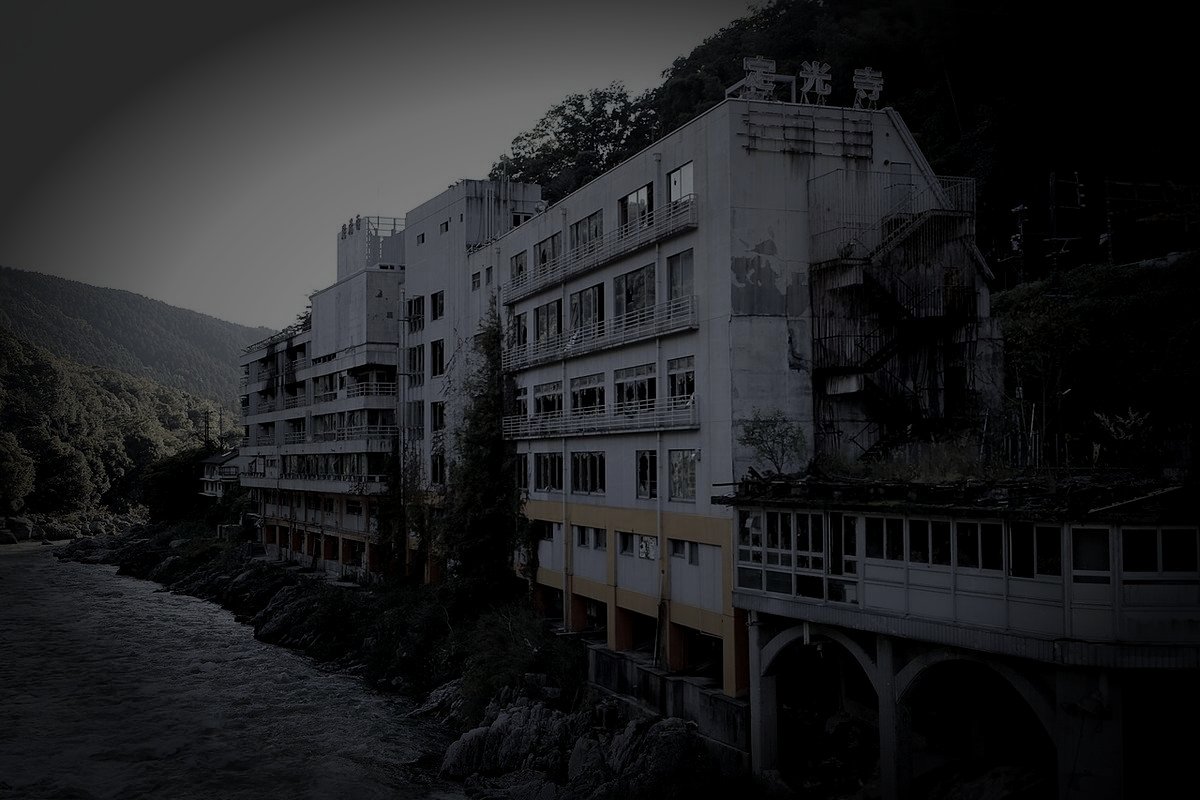 千歳楼廃墟のイメージ（モザイク処理済み）