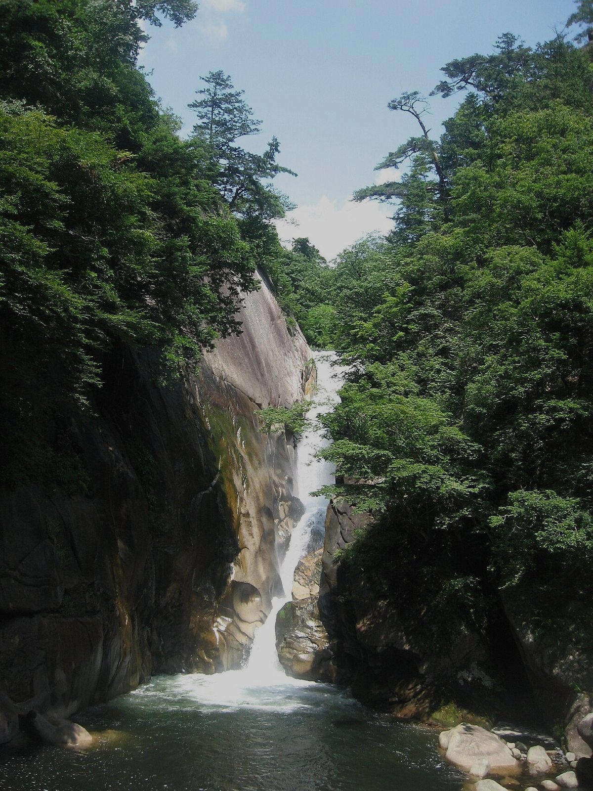 昇仙峡・仙娥滝のイメージ（モザイク処理済み）