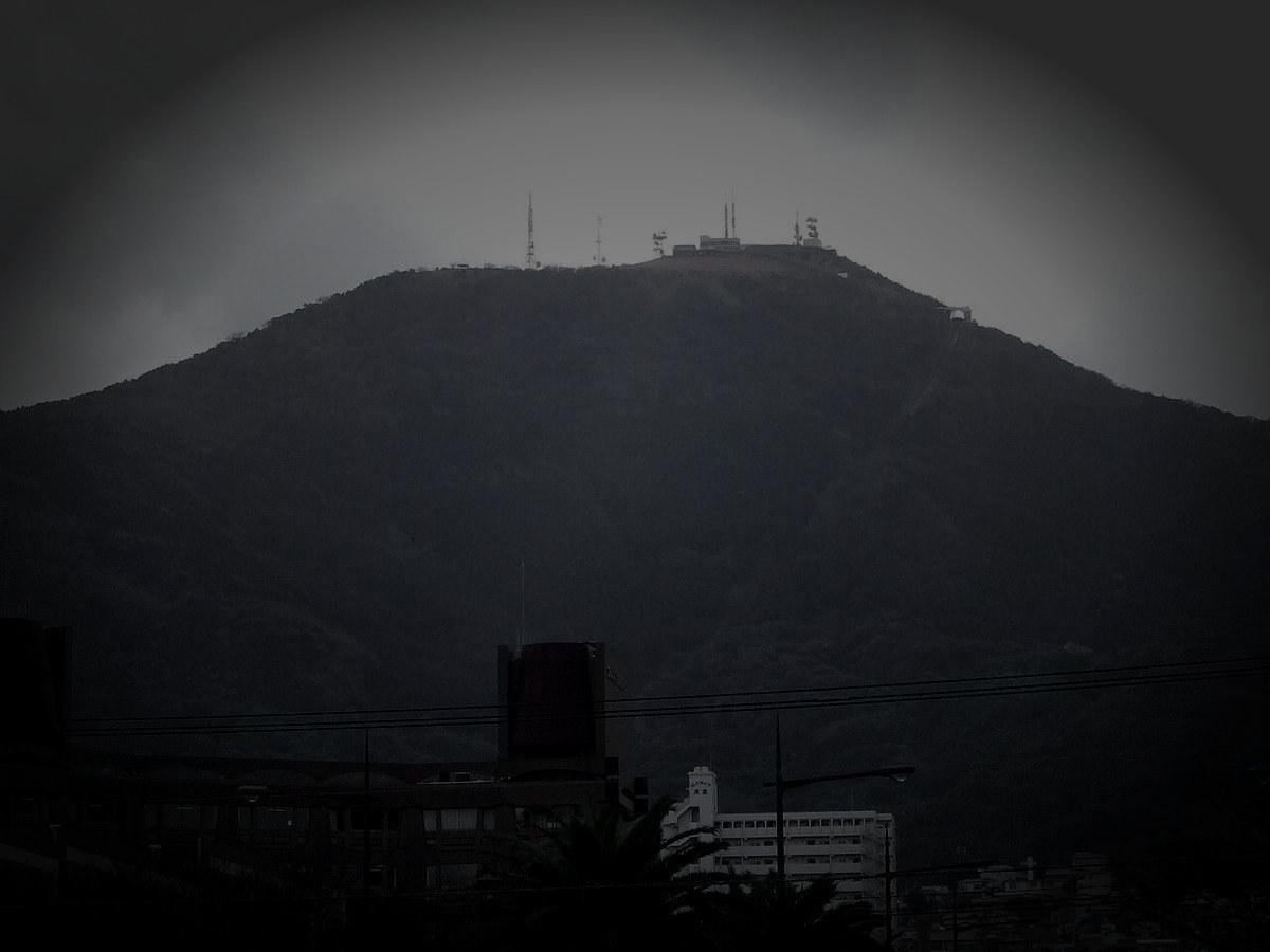 北九州市・皿倉山廃ケーブルカー駅のイメージ（モザイク処理済み）