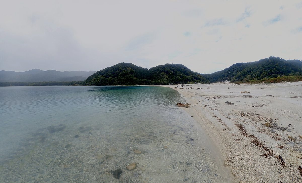 恐山(宇曽利山湖)のイメージ(モザイク処理済み)