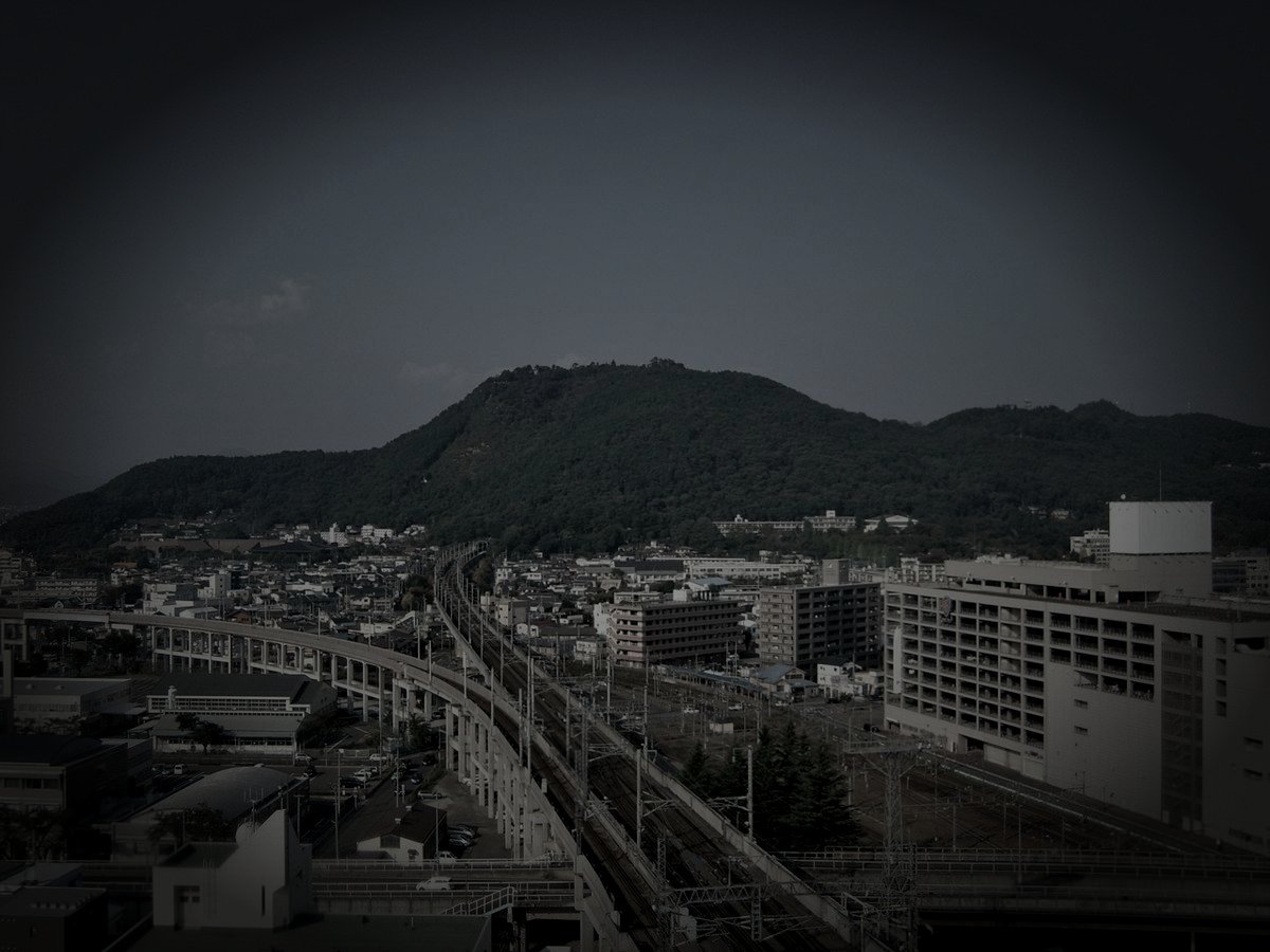 福島市信夫山廃ホテルのイメージ（モザイク処理済み）