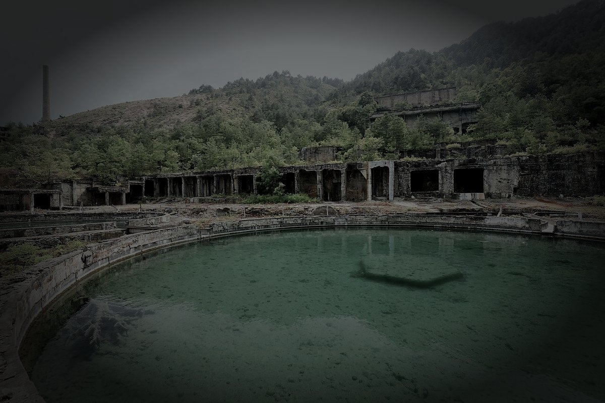 鹿角市尾去沢鉱山廃墟の霊のイメージ（モザイク処理済み）