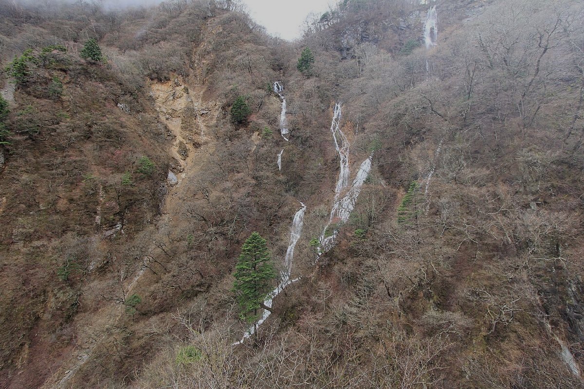 華厳の滝付近のイメージ（モザイク処理済み）