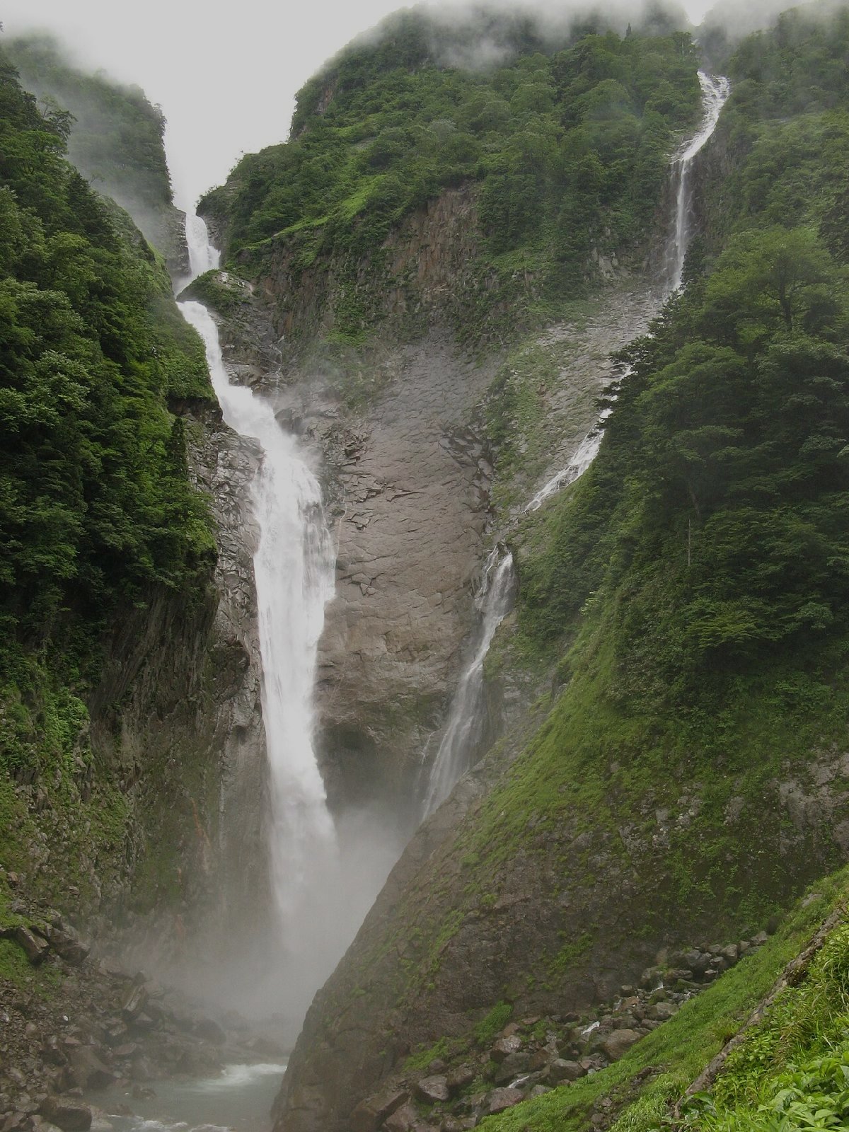 称名滝のイメージ（モザイク処理済み）
