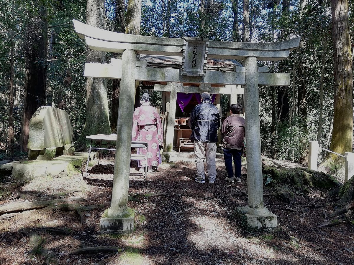 首塚大明神のイメージ（モザイク処理済み）