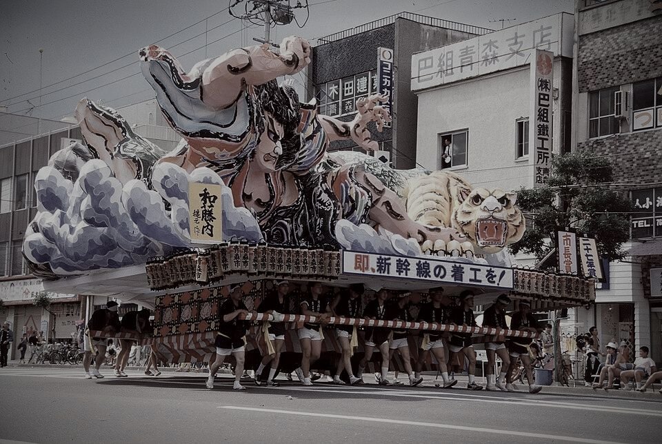 青森ねぶた祭り会場のイメージ(モザイク処理済み)