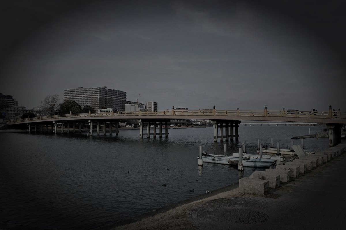 瀬田の唐橋（深夜の橋上）のイメージ（モザイク処理済み）