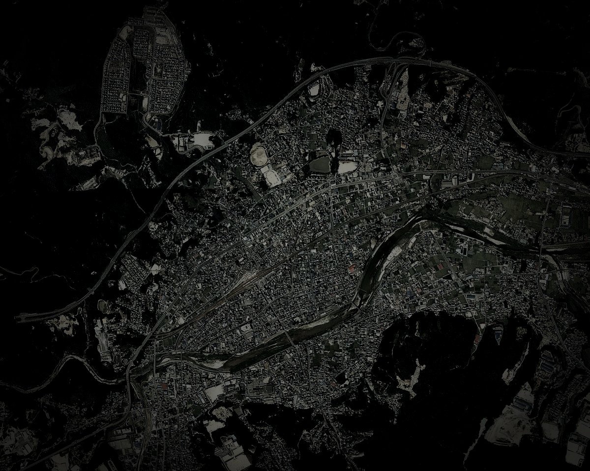 土岐市廃陶磁器工場の職人霊のイメージ（モザイク処理済み）