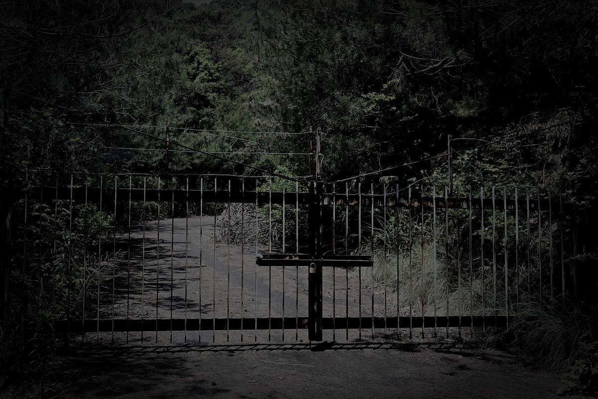 廿日市市の廃工場の霊のイメージ（モザイク処理済み）