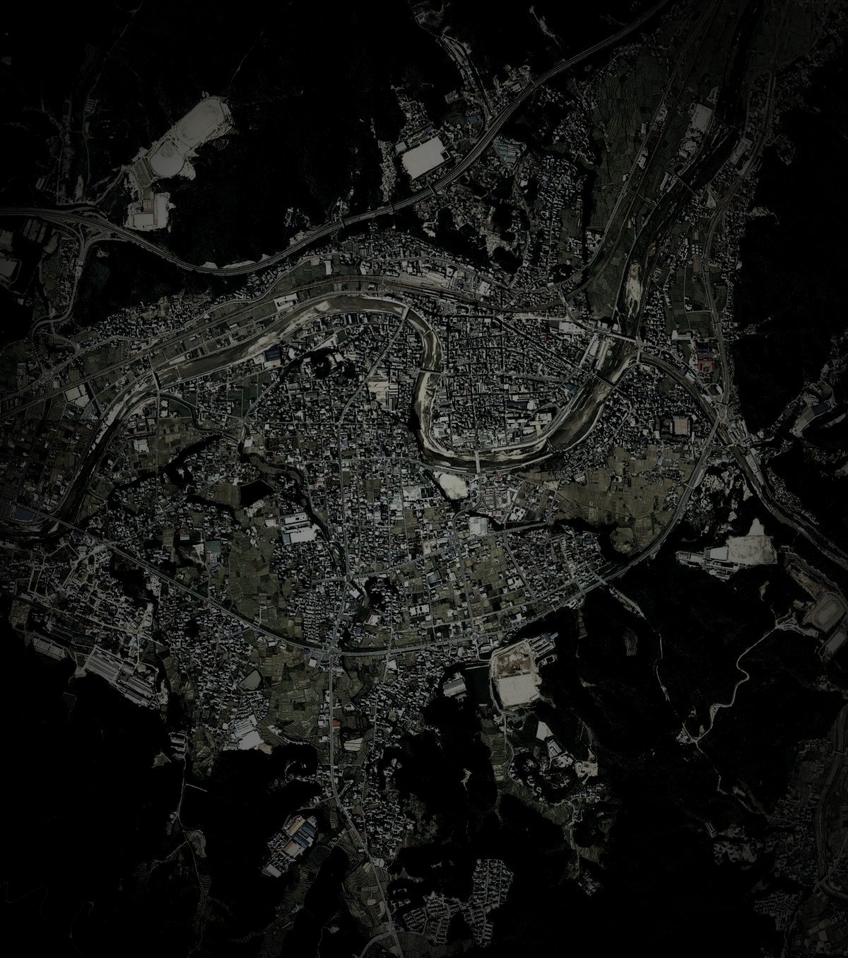 瑞浪市廃陶磁器工場の霊のイメージ（モザイク処理済み）