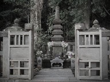 源頼朝の墓(法華堂跡)のイメージ(モザイク処理済み)
