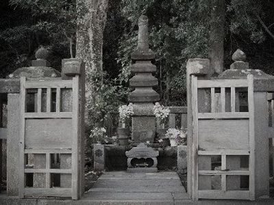 源頼朝の墓（法華堂跡）