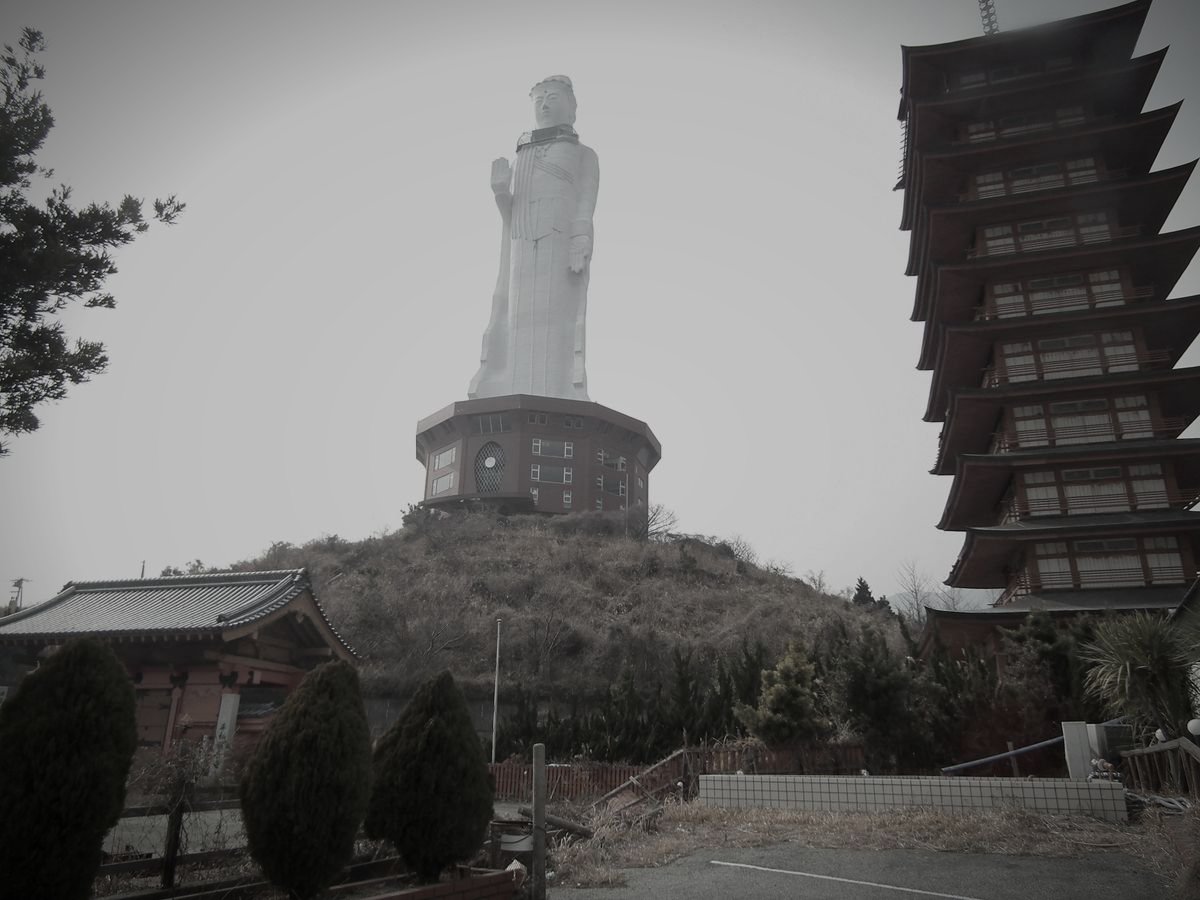 世界平和大観音像（平和観音寺）のイメージ 1 / 3（モザイク処理済み）