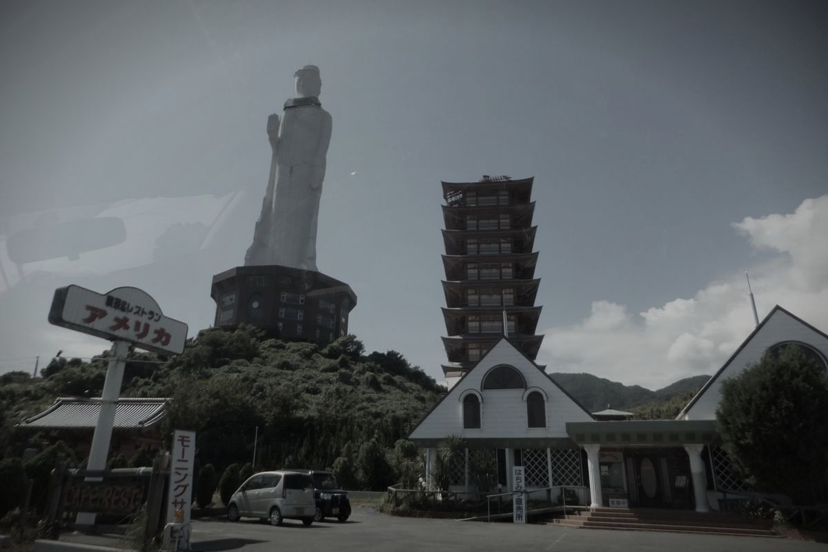 世界平和大観音像（平和観音寺）のイメージ 2 / 3（モザイク処理済み）