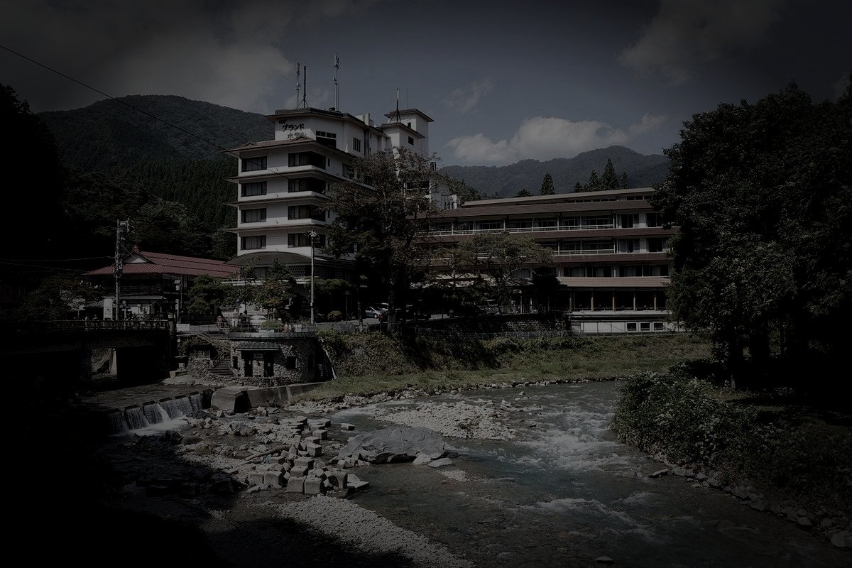 中之条町四万温泉廃旅館の霊のイメージ（モザイク処理済み）